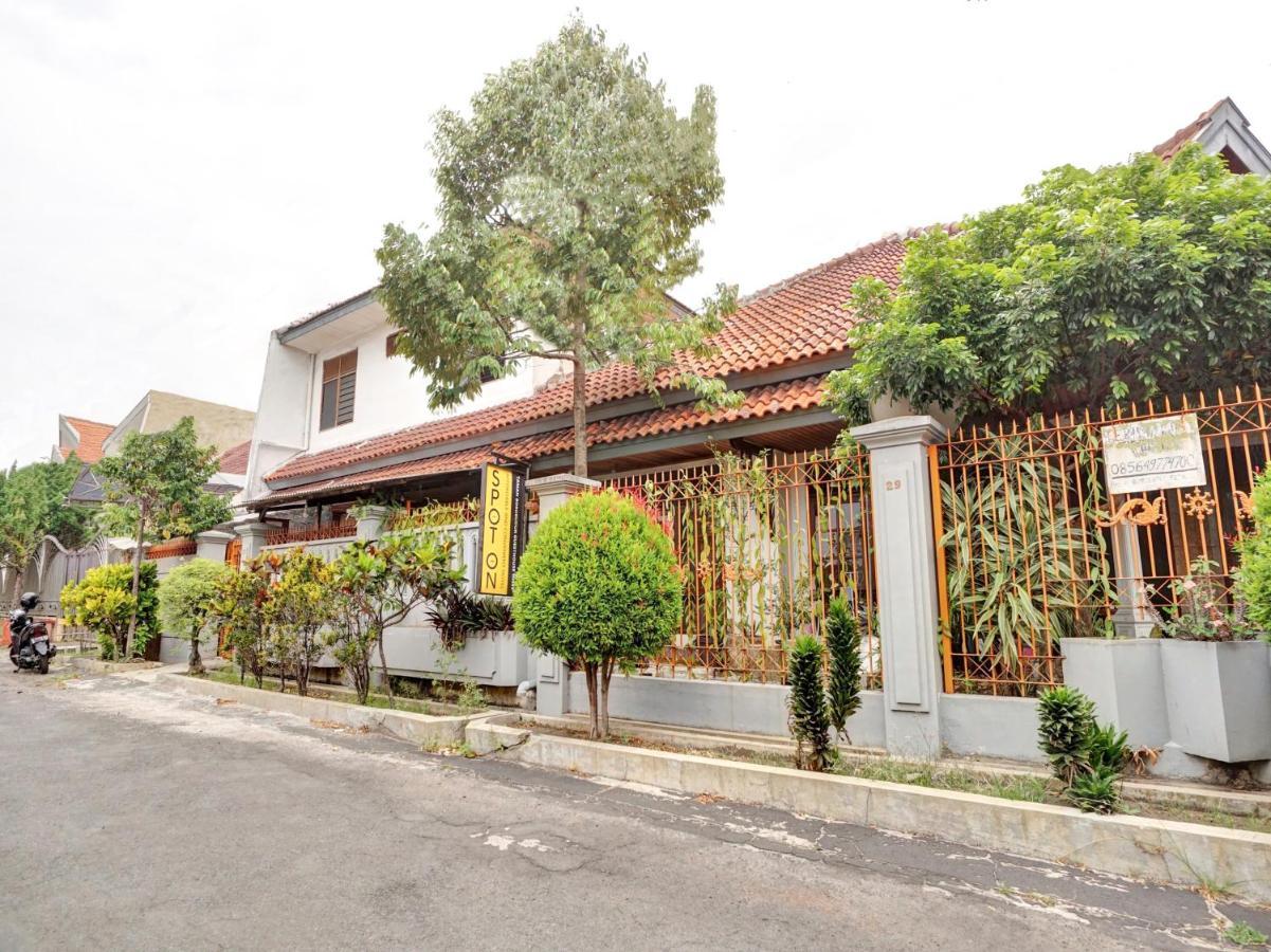 Oyo Life 90539 Taman Borobudur Guest House Syariah Blimbing  Exterior photo
